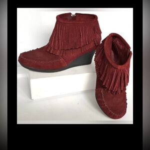 Minnetonka Suede Ankle Boots Wedged with Fringe in Burgundy Red Size 5.5